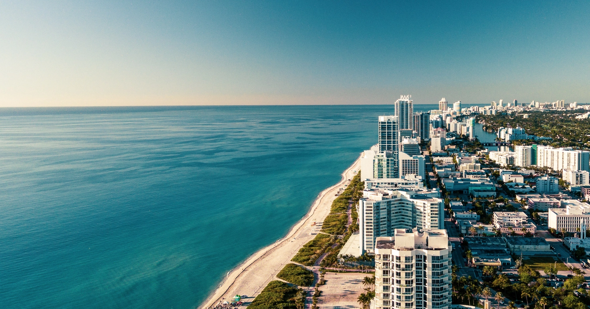 Vista aérea de una ciudad en la playa