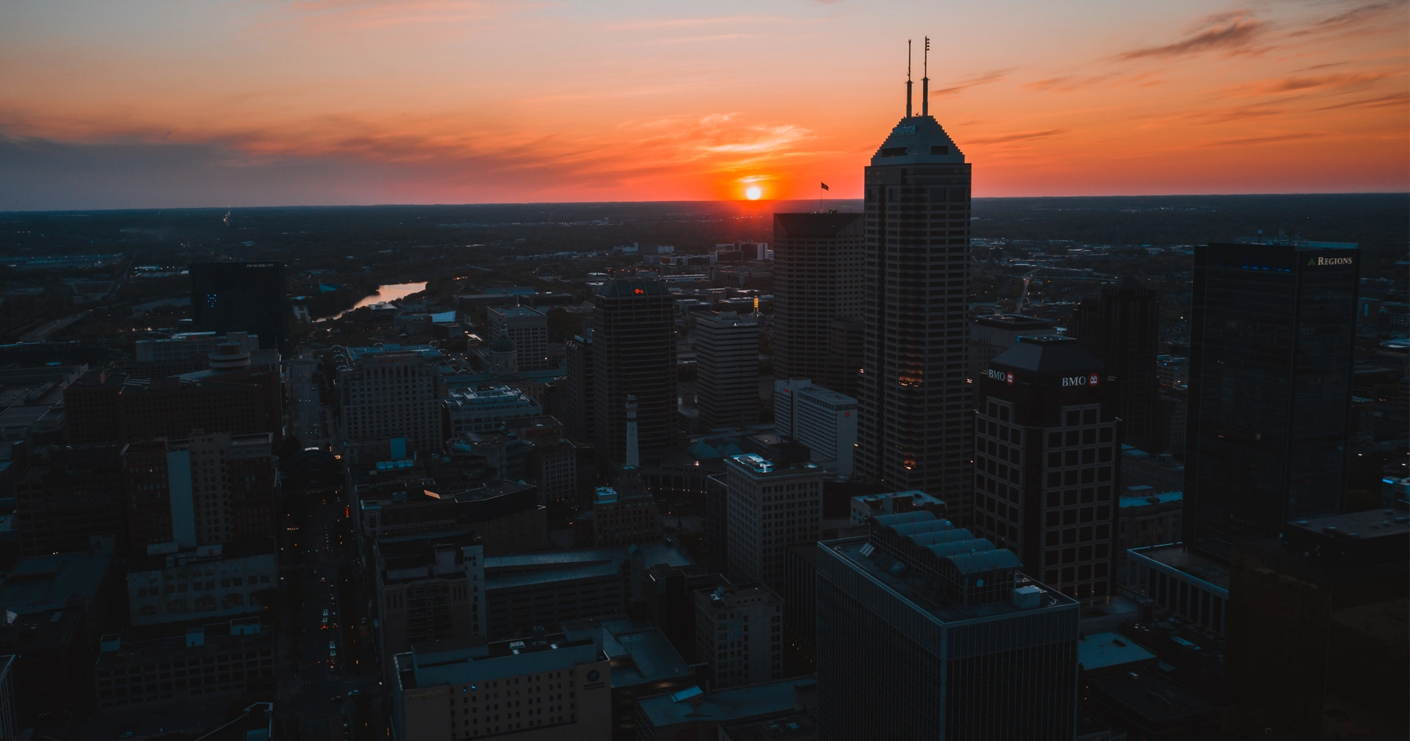 Una ciudad al atardecer