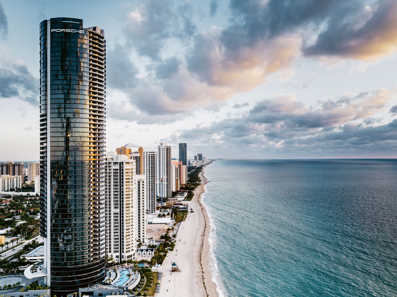 Ciudad con edificios frente a la playa