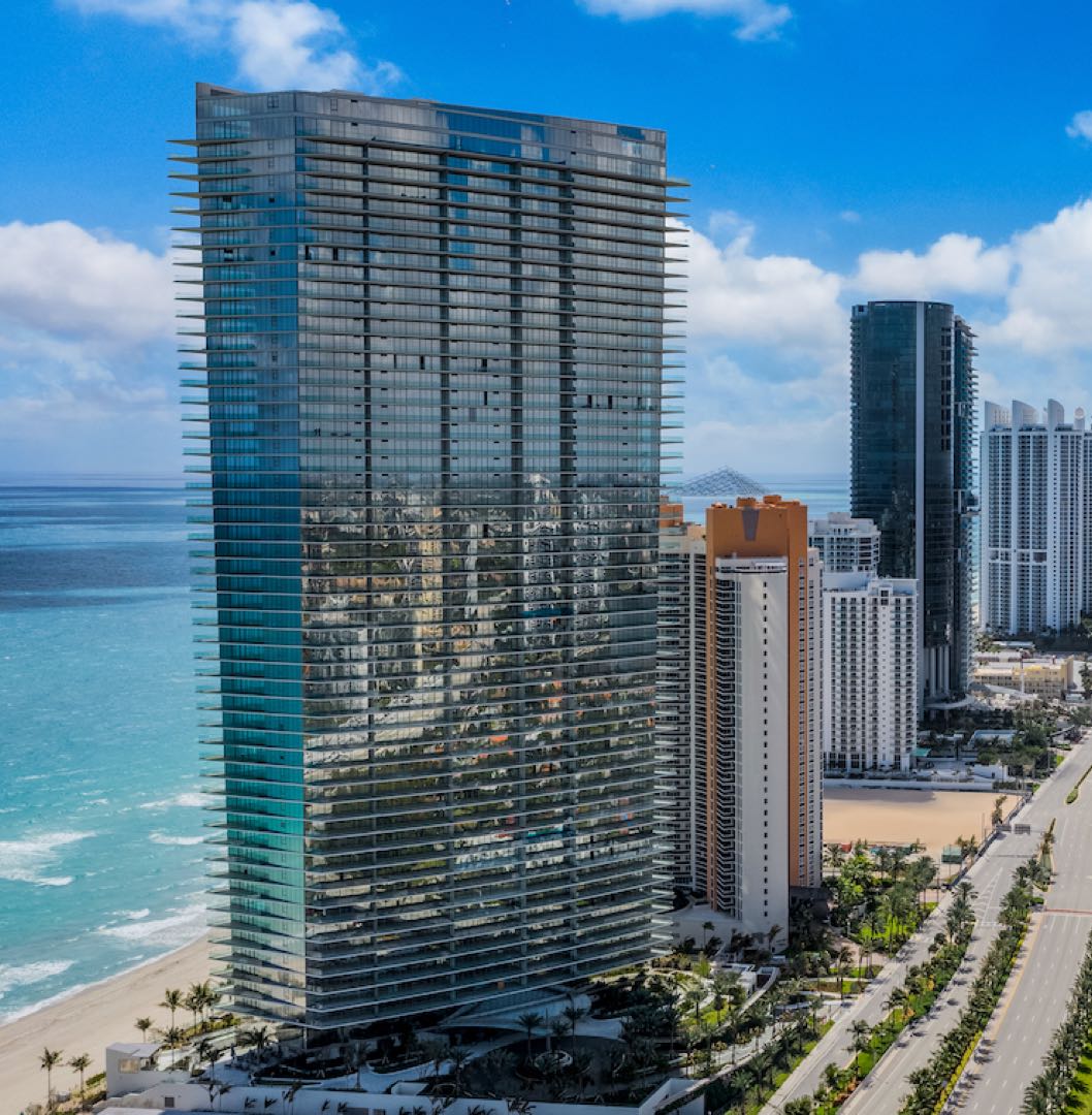 Edificios frente a la playa